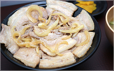 阿蘇自然豚バラ丼(並)