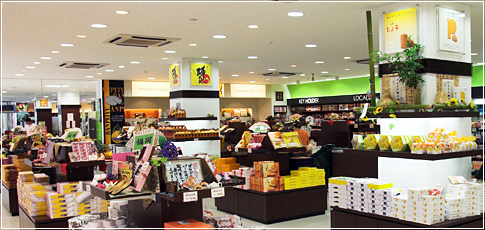 【ポイント4】広々とした売店でお買い物♪